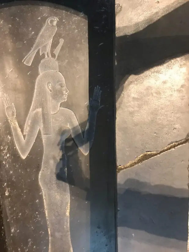 Statut Egyptienne avec un faucon sur la tête