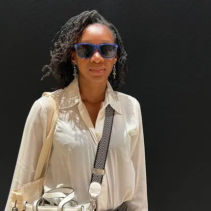 Nephthys au salon Make Up in Paris 2023 avec des lunettes noires