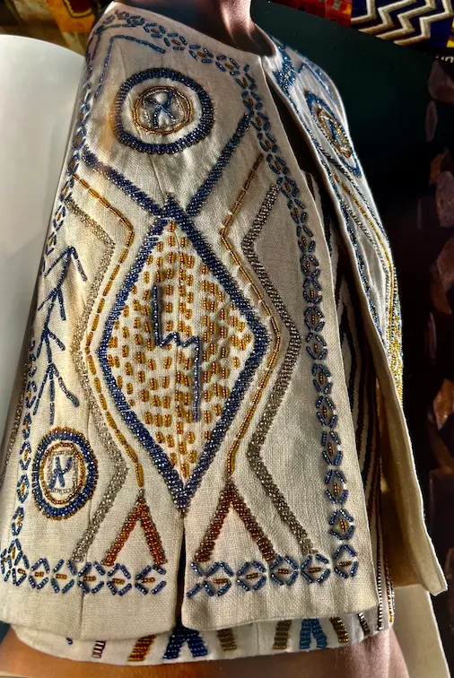 Perles d'Afrique vêtement orné de perles