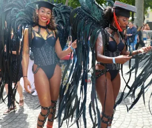 carnaval tropical 2022 Femmes en tenues de carnaval noires