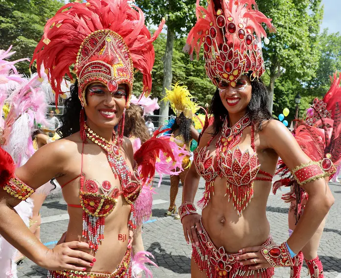 carnaval tropical 2022 Femmes en tenues de carnaval rouges