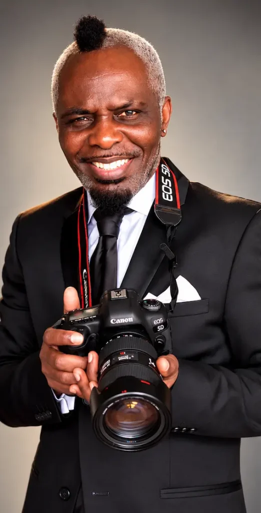 Portrait intérieur de BJL avec son appareil photo