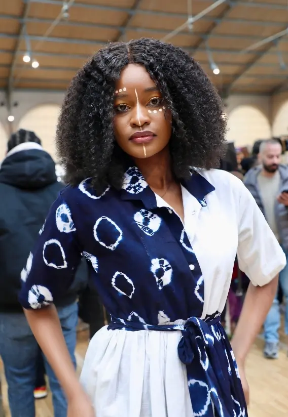 Femme mannequin Marché Afro-Caribéen 2026
