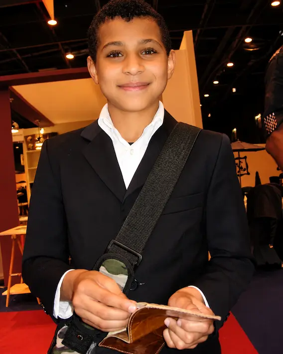 Portrait d’un jeune visiteur élégant à l'exposition - Photo : BJL