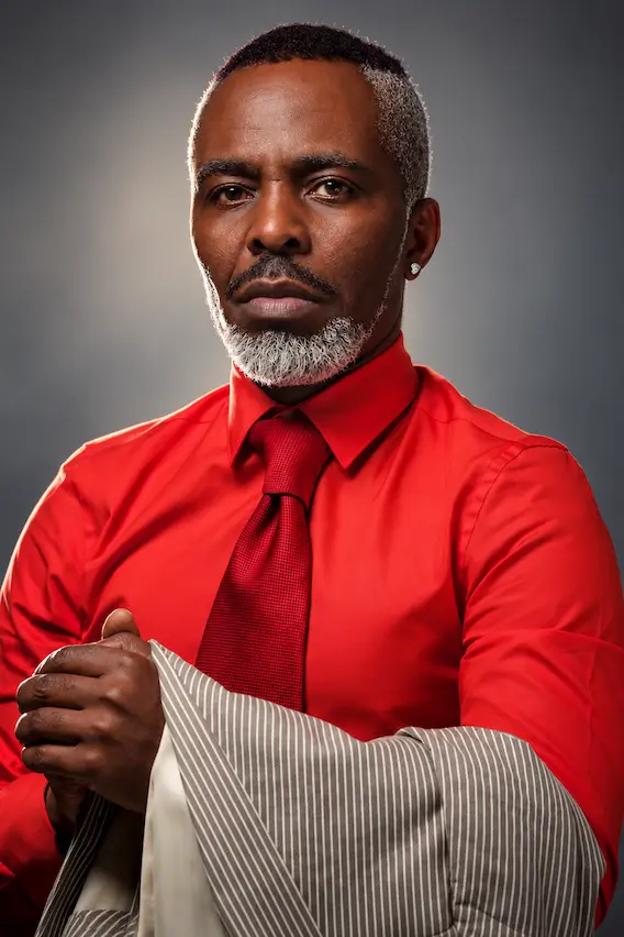 Portrait éditorial de BJL distingué en rouge - Photo : Léo Novel