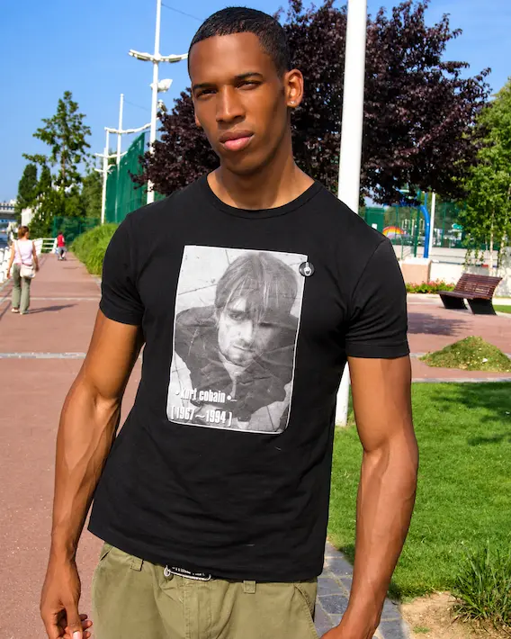 Portrait urbain au parc avec t-shirt Kurt Cobain - Photo : BJL