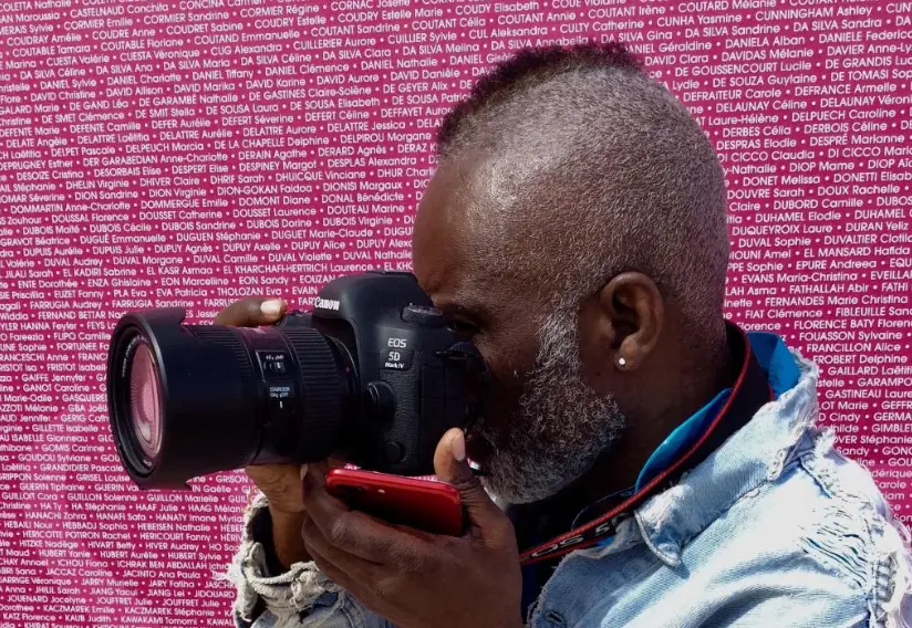 BJL avec son appareil photo à la Parisienne